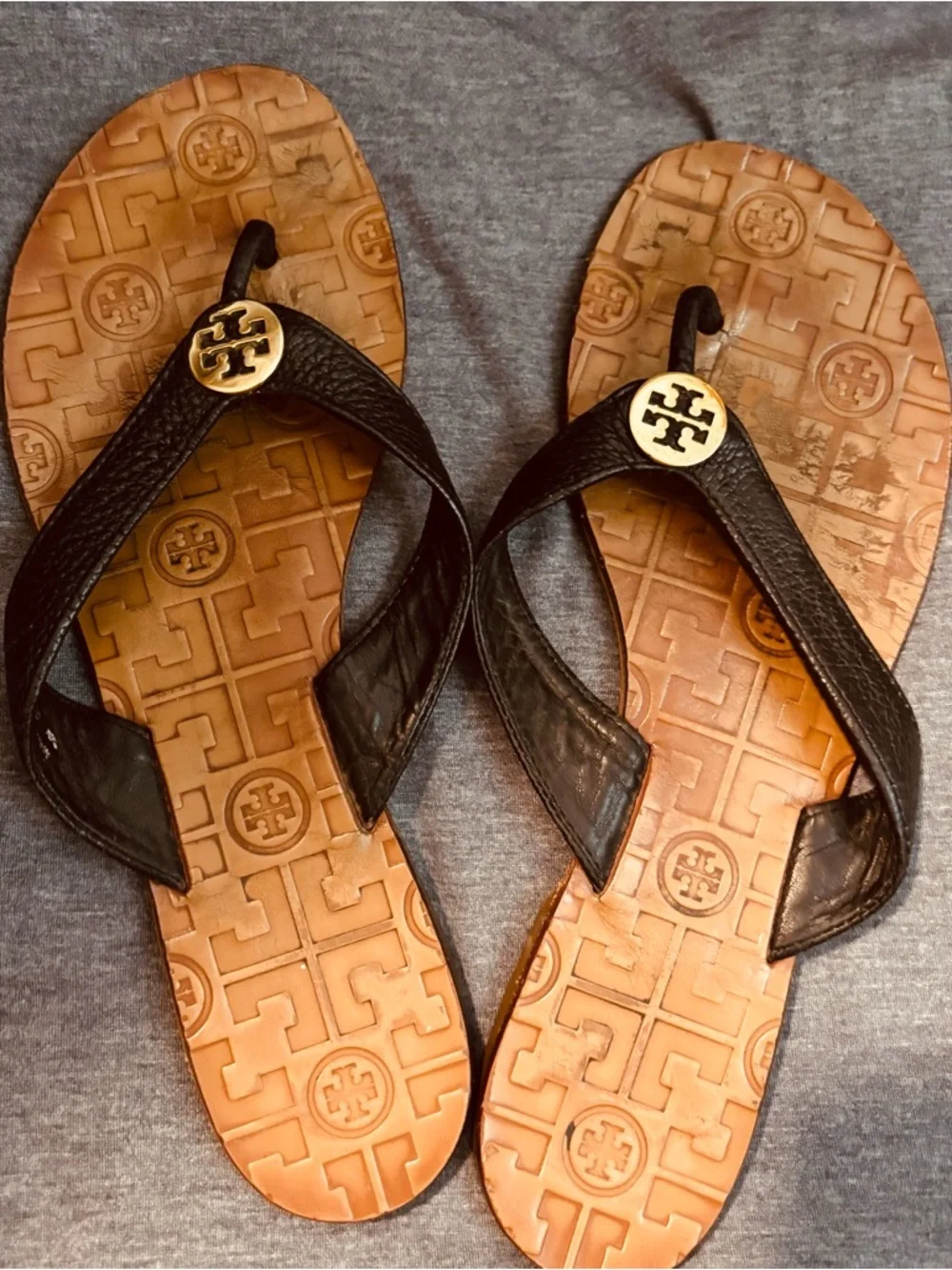 Tory Burch Black Leather Flip Sandals with Gold Logo - Picture 2 of 3
